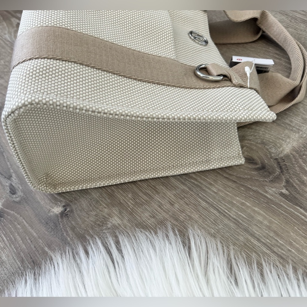 🍋 Lululemon Two-Tone Canvas Mini Tote Bag 4.5L- Mojave Tan/Light Ivory - Picture 5 of 12